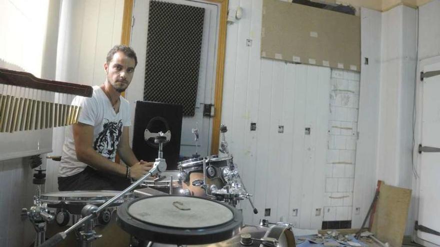 Bruno Couceiro, ayer, en el local de ensayo, con una de sus baterías.
