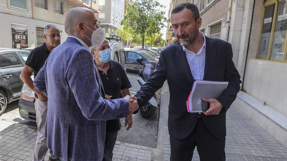 Soler y González se saludan hace unos meses a las puertas de la sede del PSOE de Elche