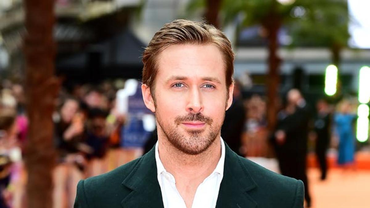 Ryan Gosling, con un traje verde botella, en la première londinense de Nice Guys.