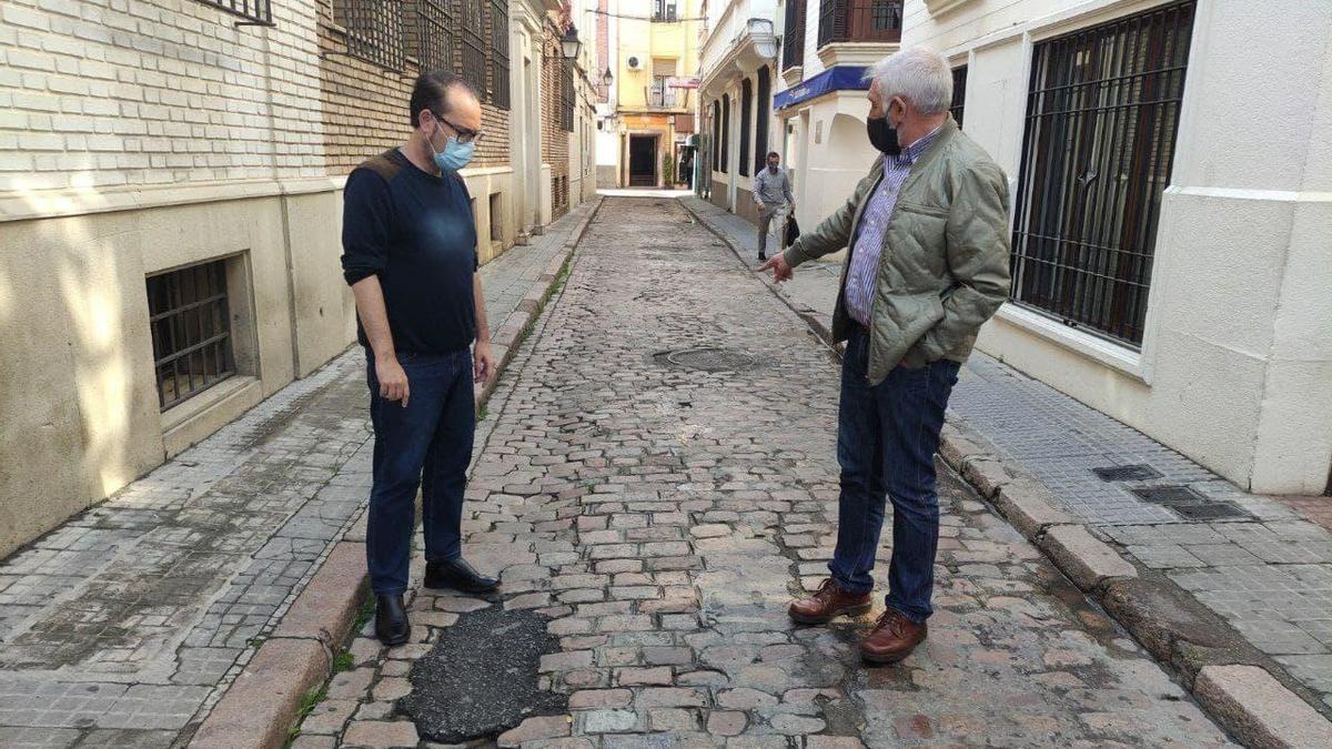 Podemos denuncia problemas de accesibilidad en el entorno de la plaza de los Carrillos.