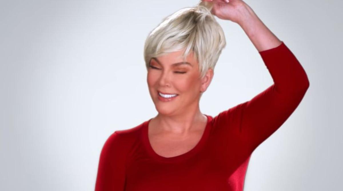 Kris Jenner quitándose la peluca rubia