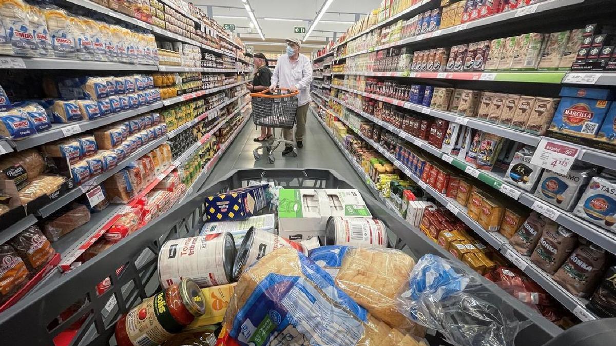 Estos son los supermercados que te contratarían a pesar de tu edad y no tener experiencia