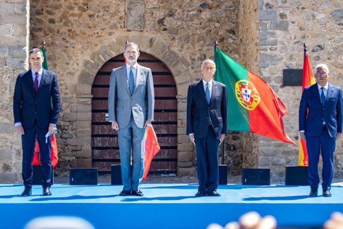 El Rey y Pedro Sánchez escenifican la reapertura de la frontera con Portugal
