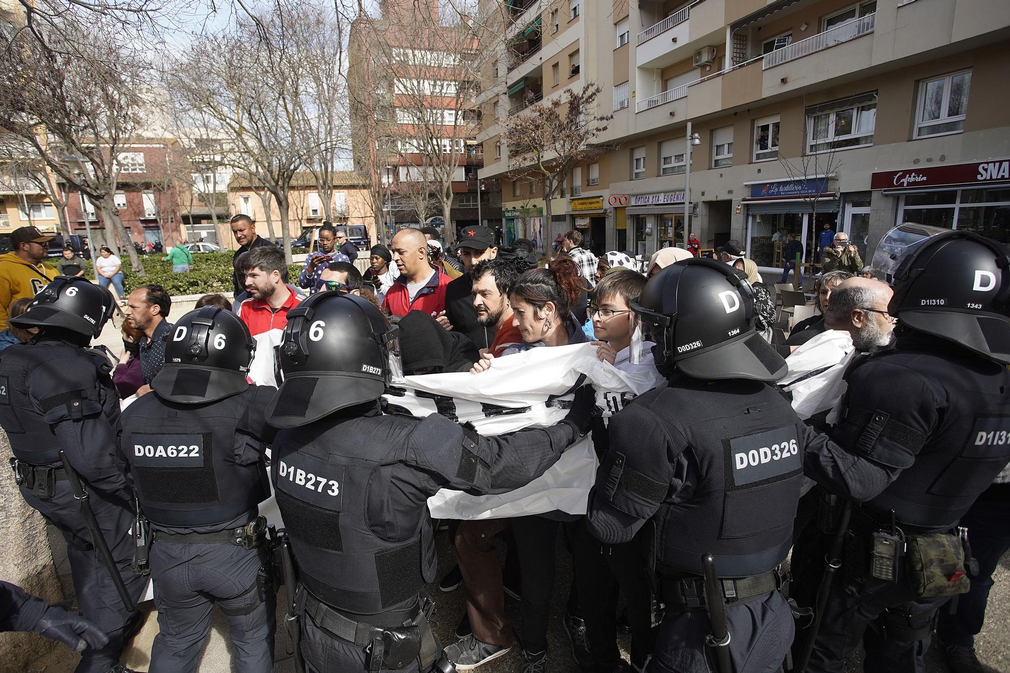 Un centenar de persones es manifesten contra un acte electoral de VOX a Girona