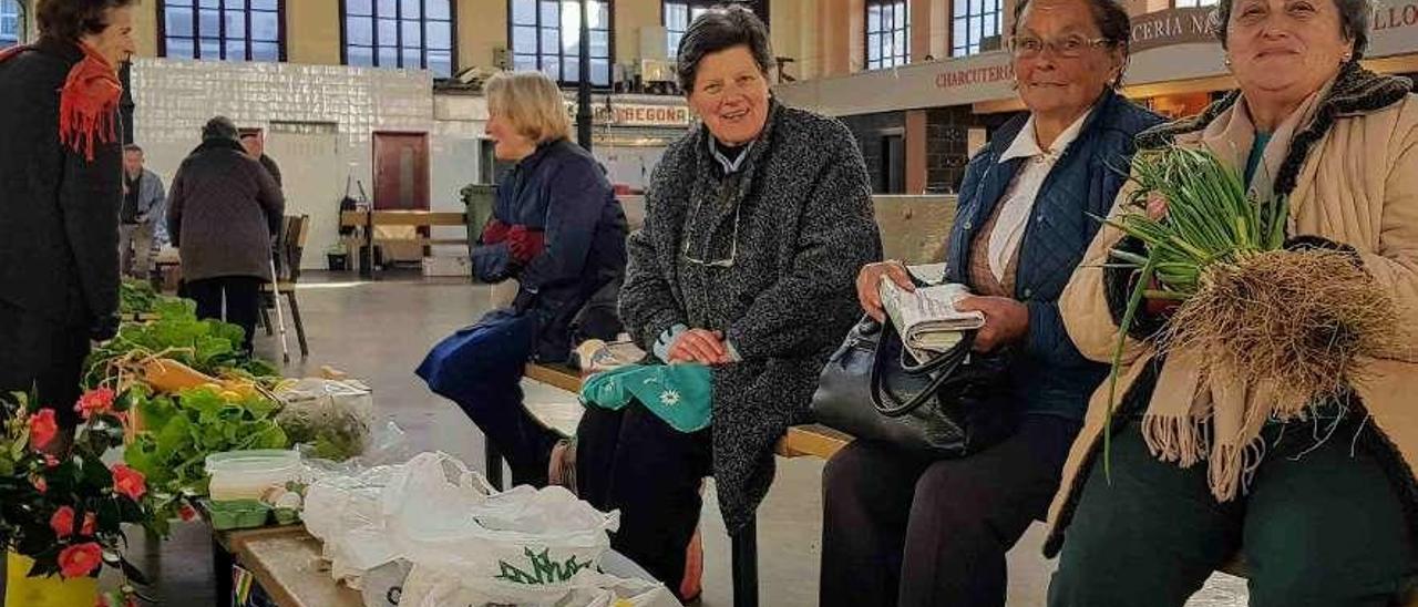 Selina Sampedro, con cebollín en la mano, junto a otras zabarceras, en Villaviciosa.