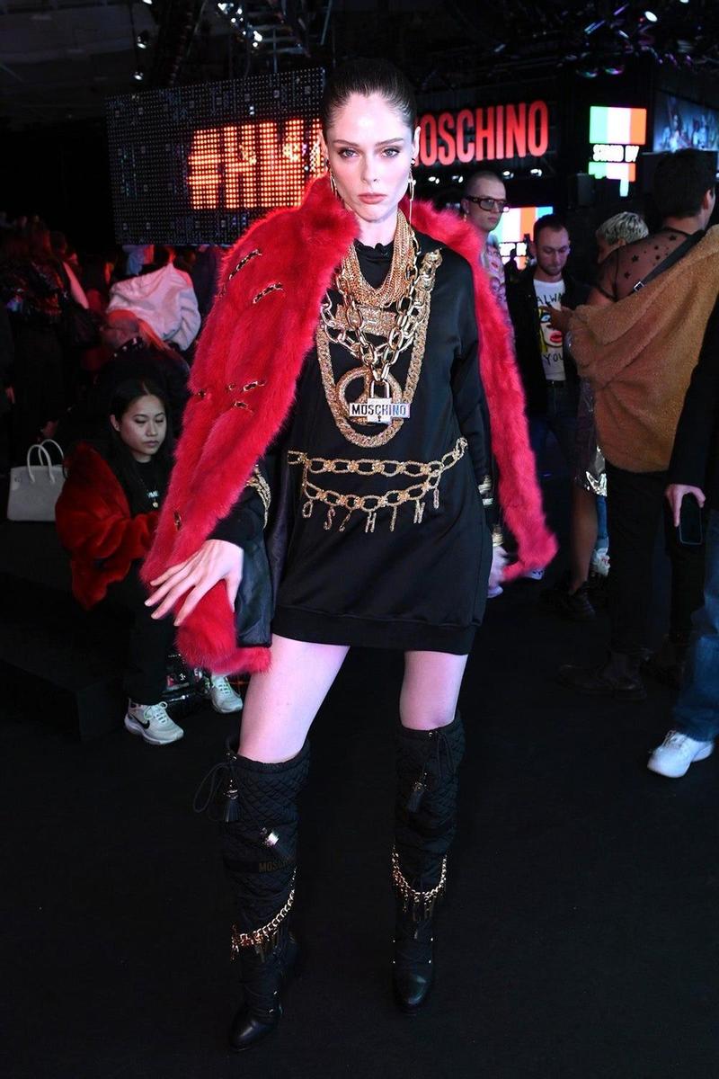 Coco Rocha, habitual en los desfiles de Moschino, tampoco faltó a esta cita