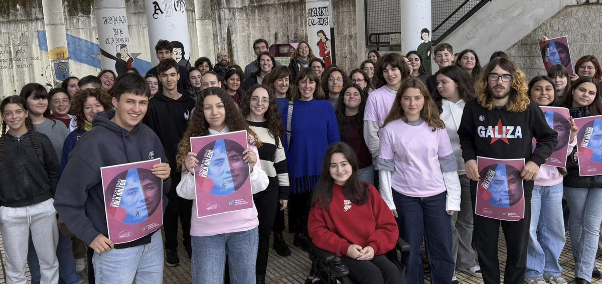 Alumnos do IES de Chapela cos carteis da campaña «Unha Semaniña Enteira». | ALDÁN SANTAMARINA