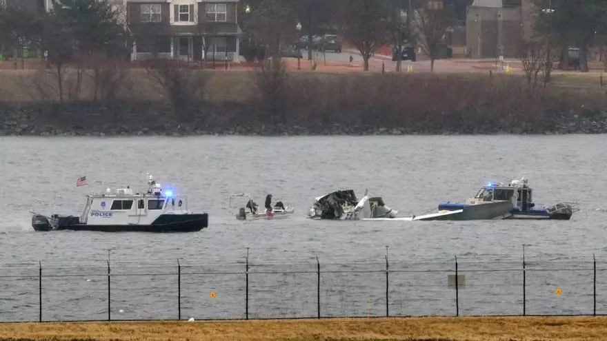 En el momento del siniestro aéreo de Washington un controlador estaba haciendo el trabajo que habitualmente realizan dos