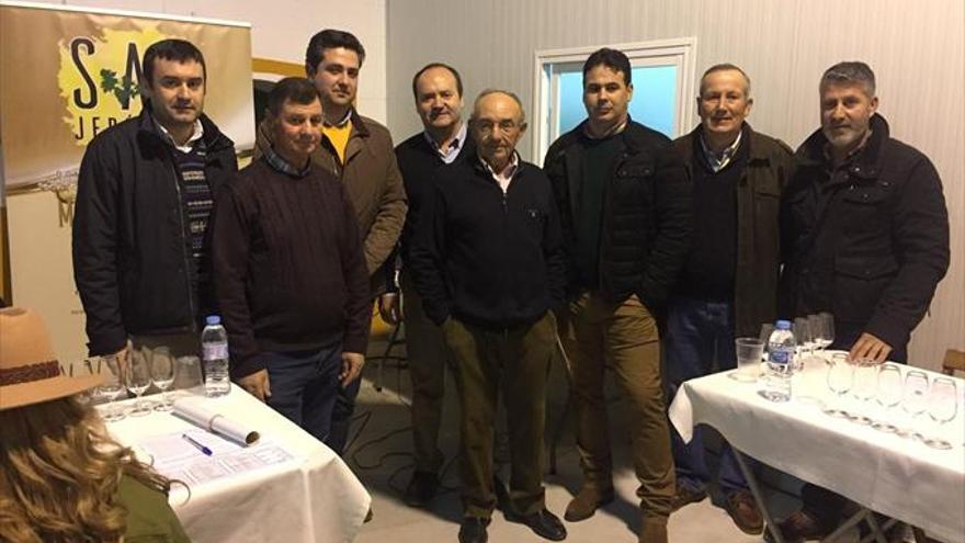 Cata de vinos en la cooperativa San Jerónimo de Moriles