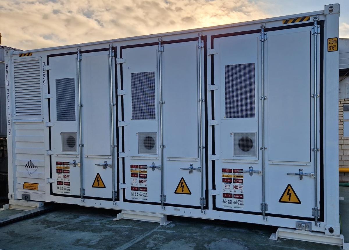 Gracias a la implantación de baterías de alta capacidad como esta, las empresas pueden desarrollar prácticamente toda su actividad con energía 100% sostenible del sol.