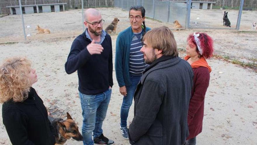 Daniel Ripa, en primer término, escuchando las explicaciones de los miembros de la protectora.