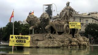 Diez activistas de Greenpeace, detenidos por subir a la fuente de Cibeles
