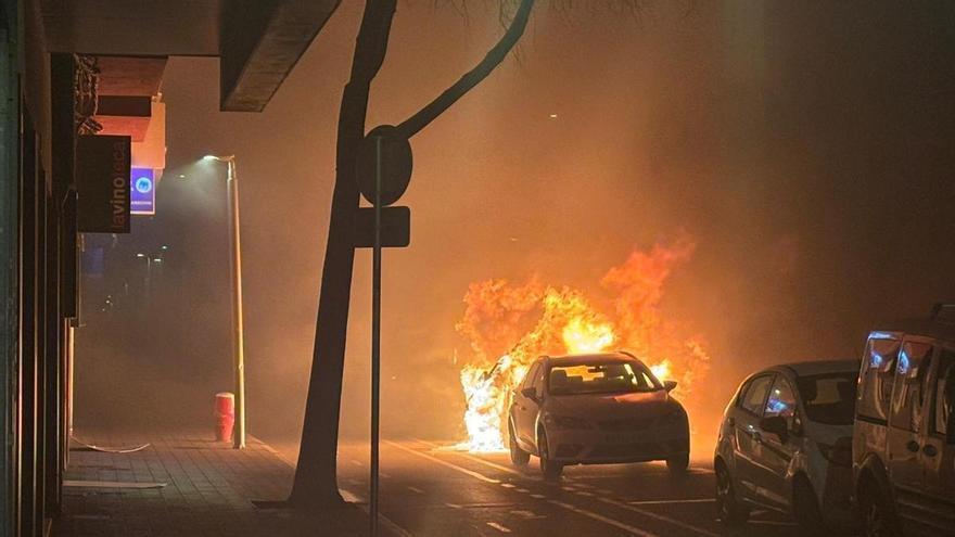 FOTOS | Encuentran ardiendo una batería de cinco contenedores