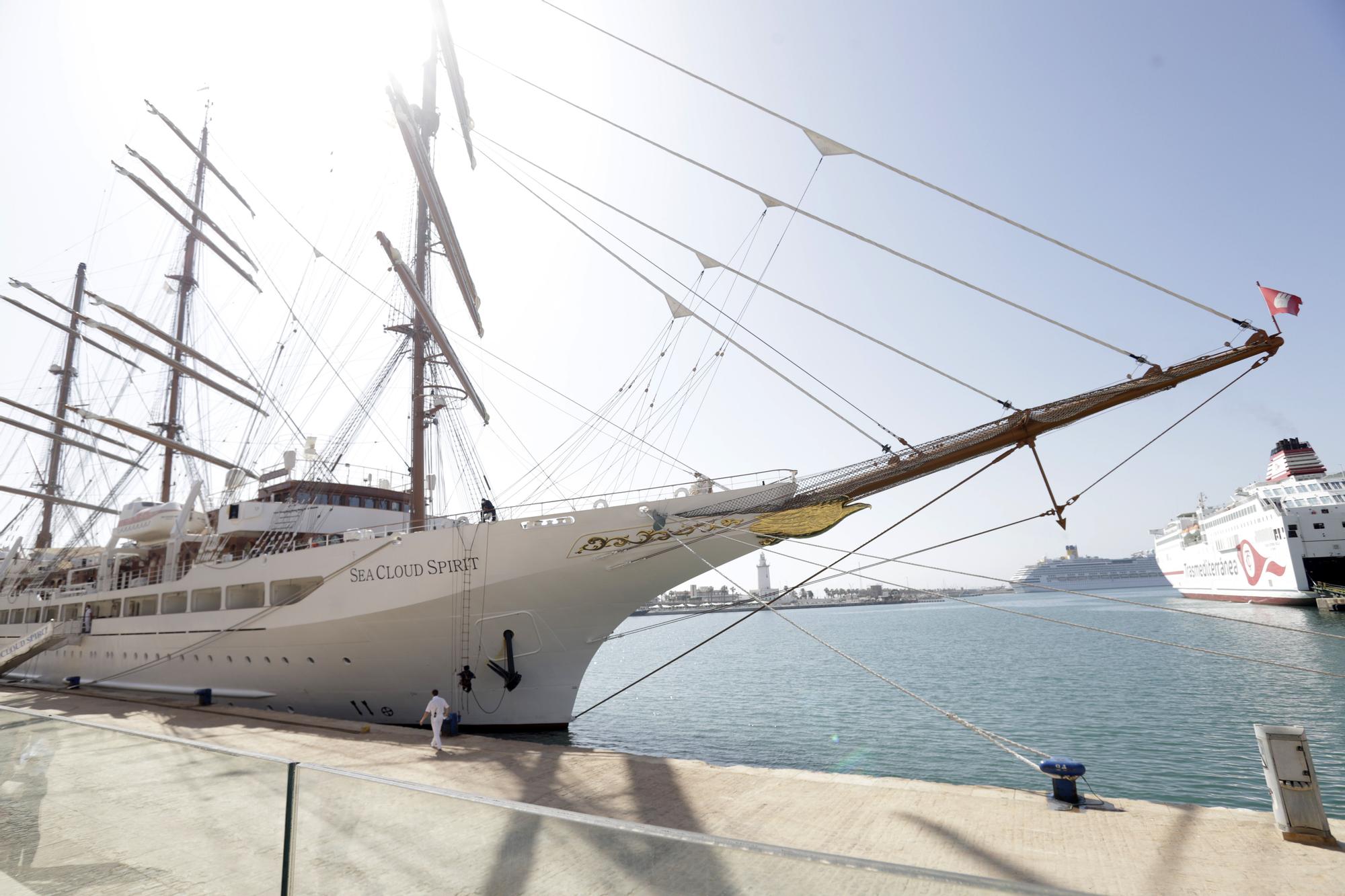 El lujoso 'Sea Cloud Spirit' atraca en el Palmeral del Puerto de Málaga