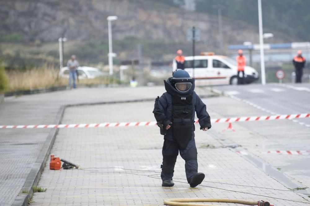 Bomberos y personal de los equipos de emergencias ensayan cómo intervenir en caso de accidente con mercancías peligrosas