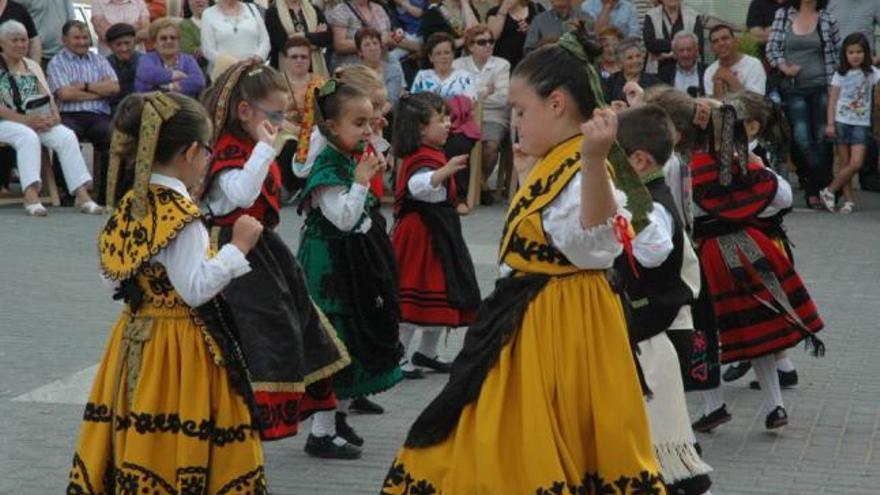 Un grupo de folcloristas anima con su música una de las calles de Tábara.