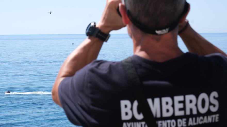 Los bomberos de Alicante hacen un simulacro con drones para rescates en el mar