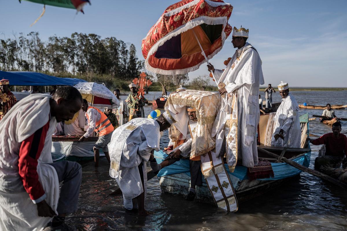 Los devotos ortodoxos etíopes asisten a una oración durante la celebración de la Epifanía de Etiopía en la orilla del lago Batu, Etiopía