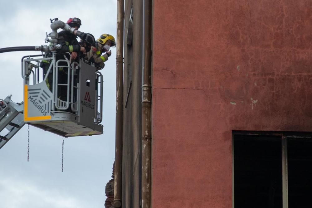 Incendi a una nau abandonada de Badalona