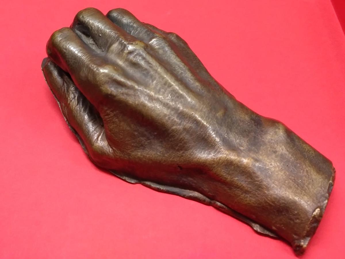 Vaciado en bronce de la mano de Valle-Inclán, que ya forma parte de los fondos del museo