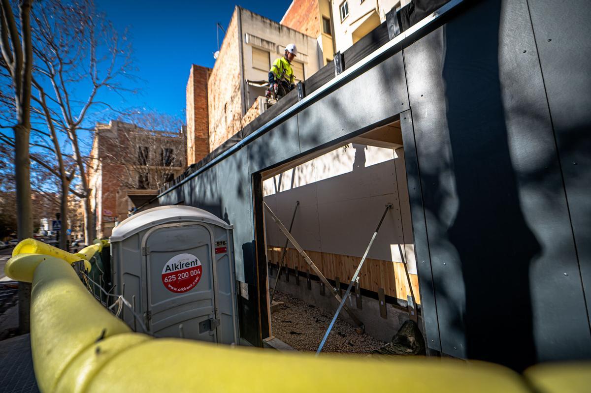 Operarios y voluntarios avanzan en los trabajos de construcción de WikiHousing, un innovador proyecto de vivienda colaborativa ubicado en un solar municipal del barrio de Poble-sec. Barcelona, 3 de febrero de 2026.