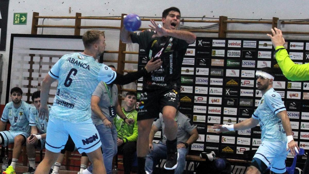 Simonet realiza un lanzamiento.