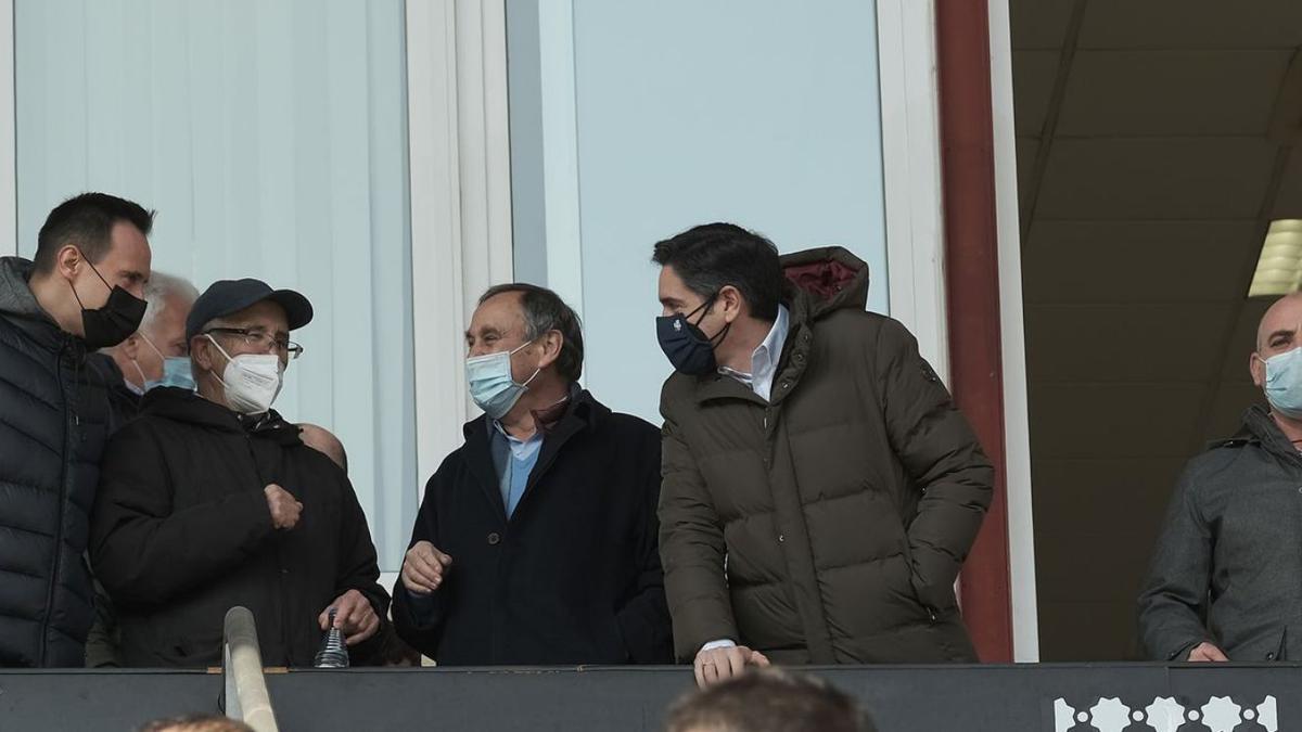 Javier Irureta, el segundo por la izquierda, con gorra, ayer en el palco de Las Gaunas. |  // LOF