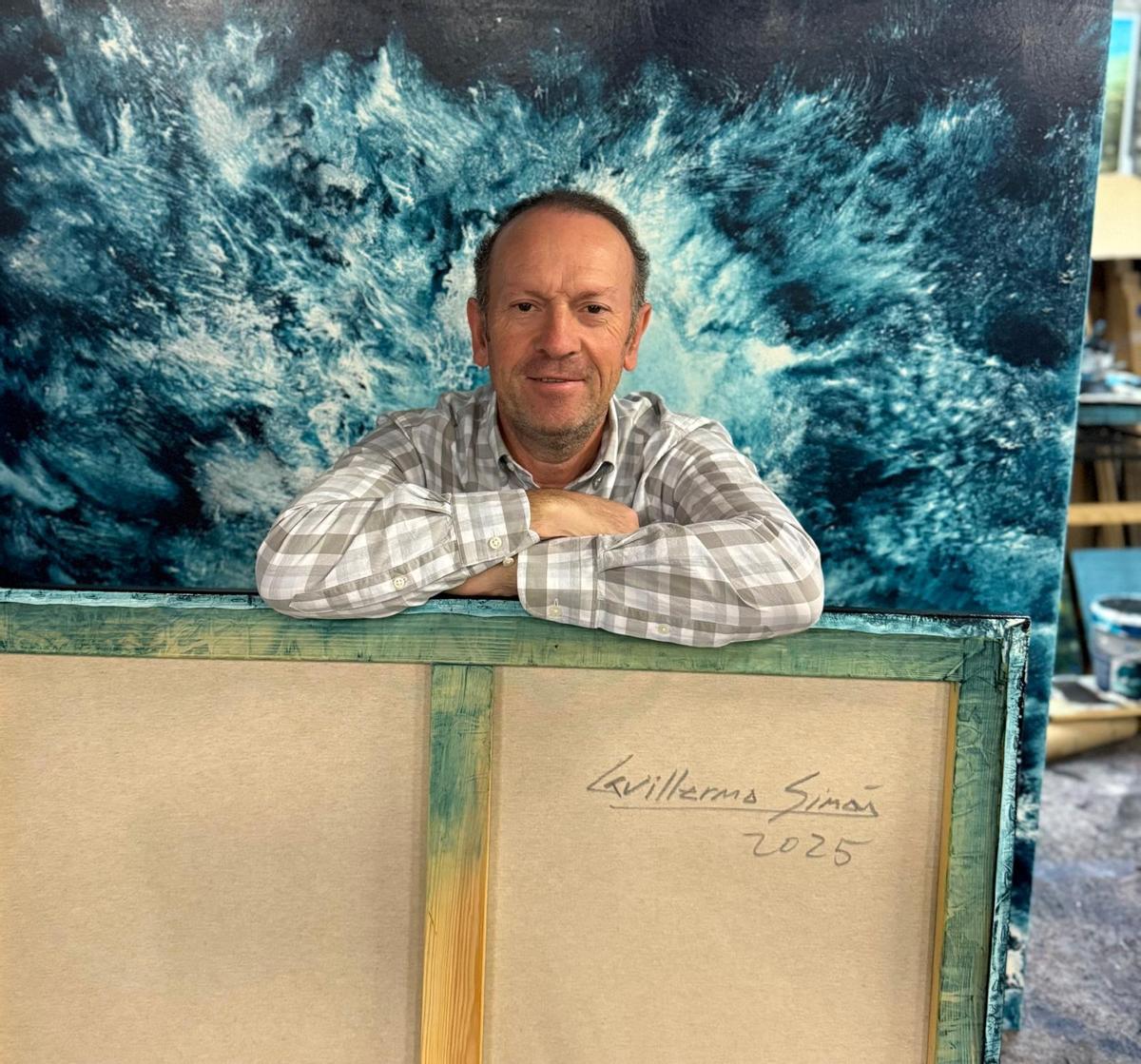 Guillermo Simón, con una de sus obras