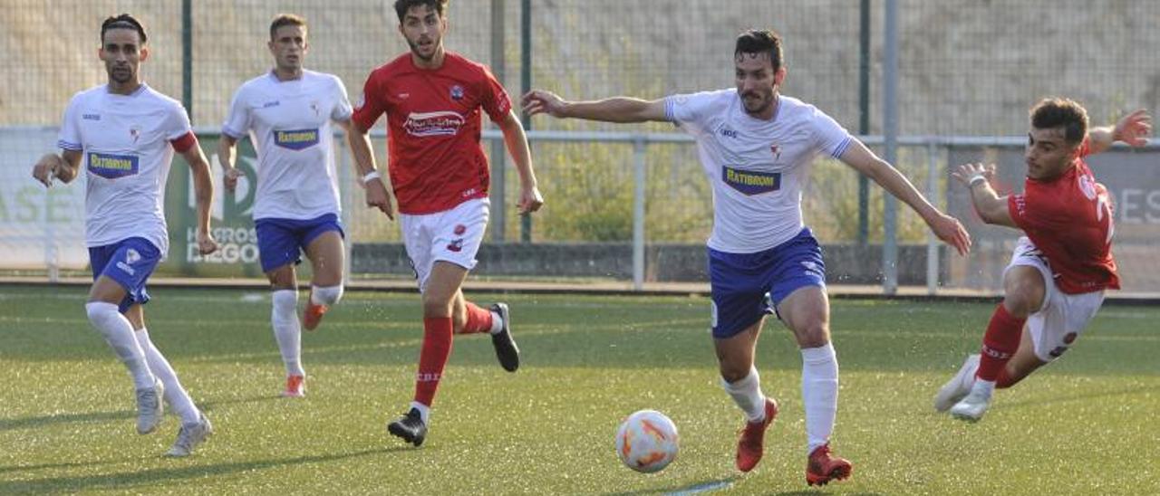 Brais Vidal conduciendo el esférico en el partido en A Estrada. |  // BERNABÉ/JAVIER LALÍN