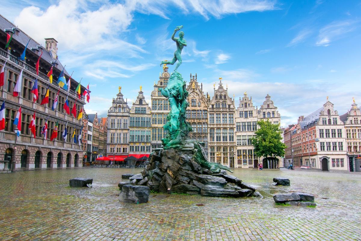 Una de las plazas más emblemáticas de Amberes (Bélgica)