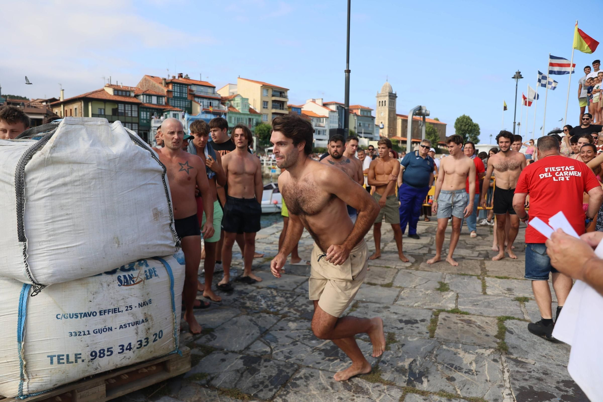 EN IMÁGENES: La multitudinaria cita de la cucaña en el Carmen de Luanco