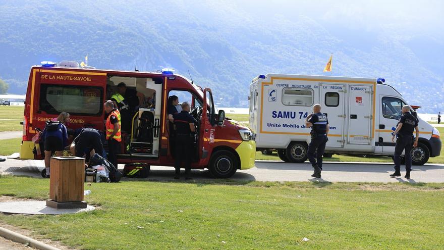 Almenys set ferits, sis d&#039;ells nens, en un apunyalament múltiple en un parc a França