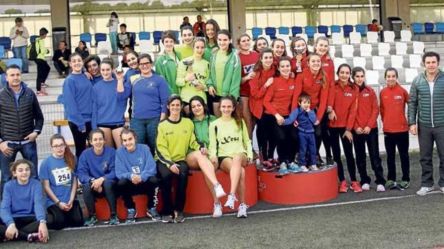 Las primeras clasificadas en la competición femenina tras la entrega de trofeos.