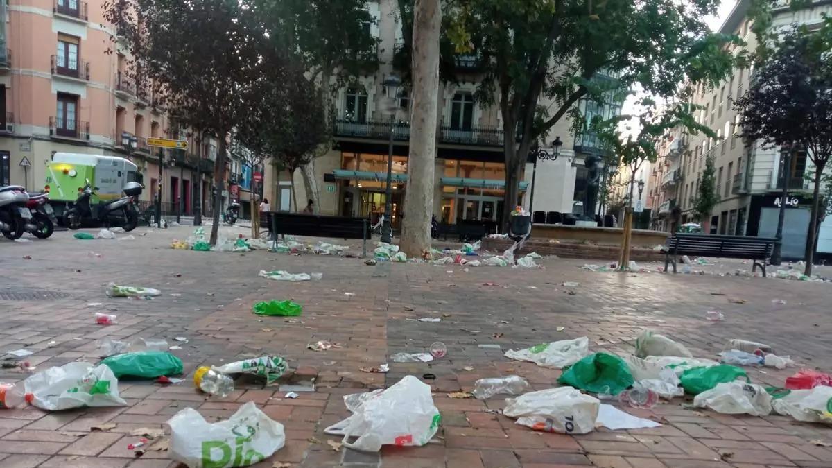 Basura acumulada durante las Fiestas del Pilar en la plaza del Justicia, en una imagen de archivo.