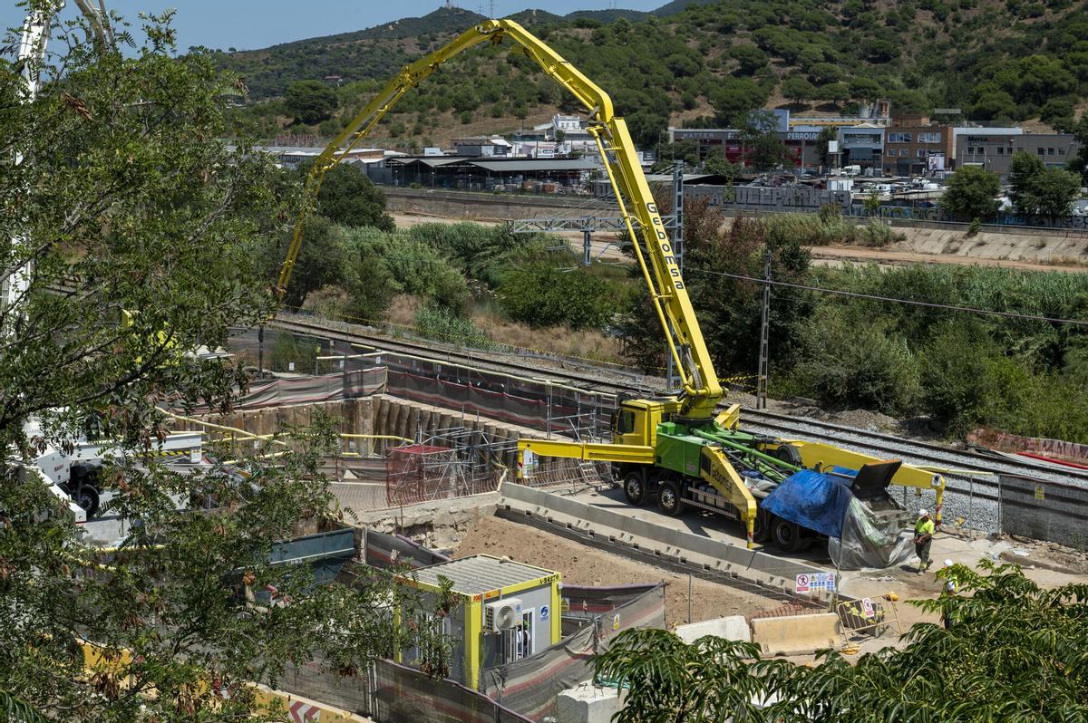 Montcada. 23.07.2026. Sociedad. Dos grúas rellenan con cemento el socavón que ayer se tragó una grúa a raíz del hundimiento del terreno cercano a los trabajos de soterramiento de las vías de tren de Rodalies a su paso por el barrio de Vallbona. Fotografía de Jordi Cotrina