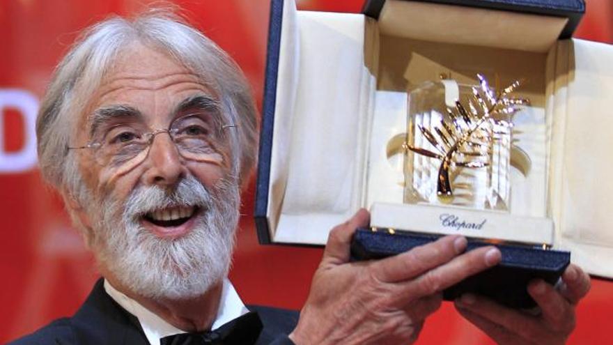 Michael Haneke posa con la Palma de Oro del último festival de Cannes.