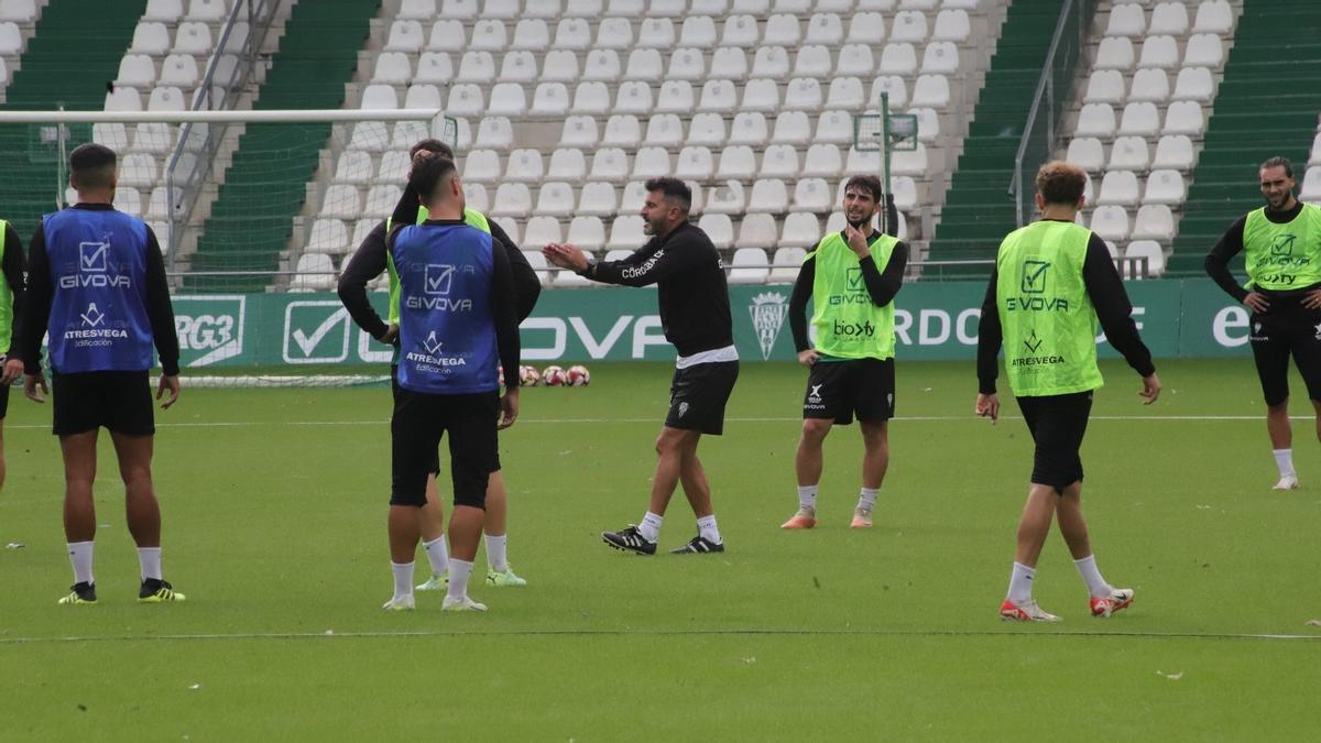 Iván Ania da instrucciones a sus jugadores en la sesión de entrenamiento de ayer en el Estadio El Arcángel