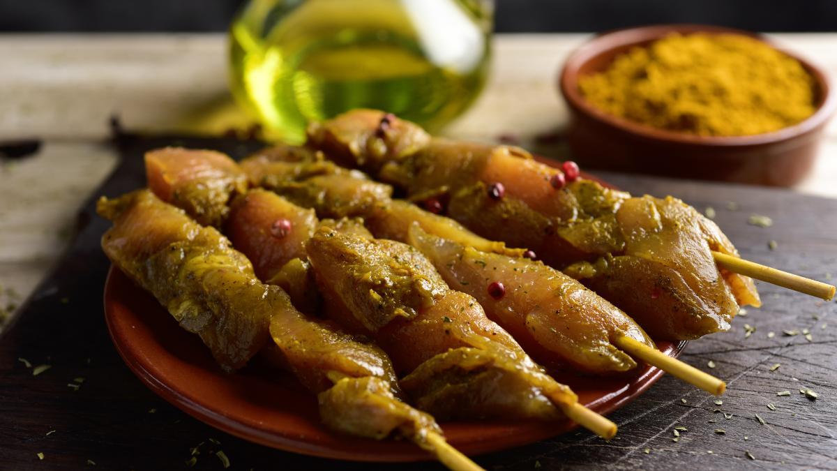 Pinchos morunos de pollo al curry.