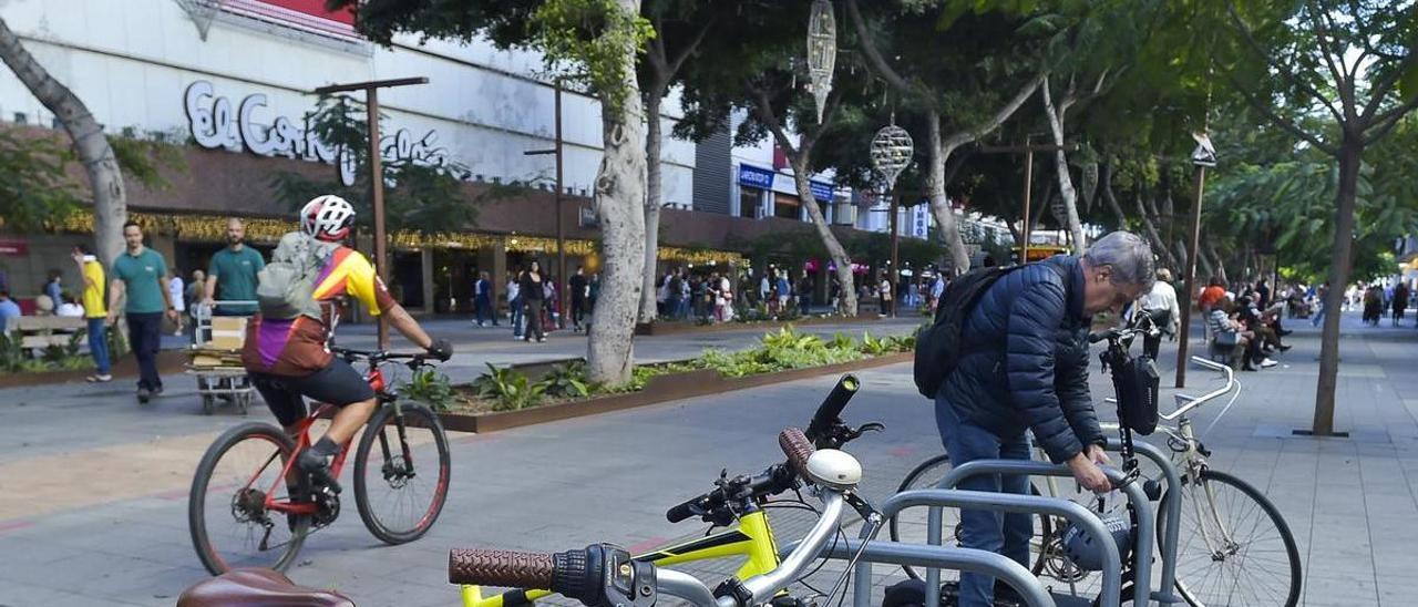 Bicicletas y patinetas circulan por Mesa y López, en Las Palmas de Gran Canaria.