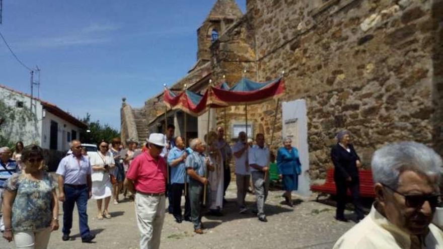 La procesión por las calles del pueblo.