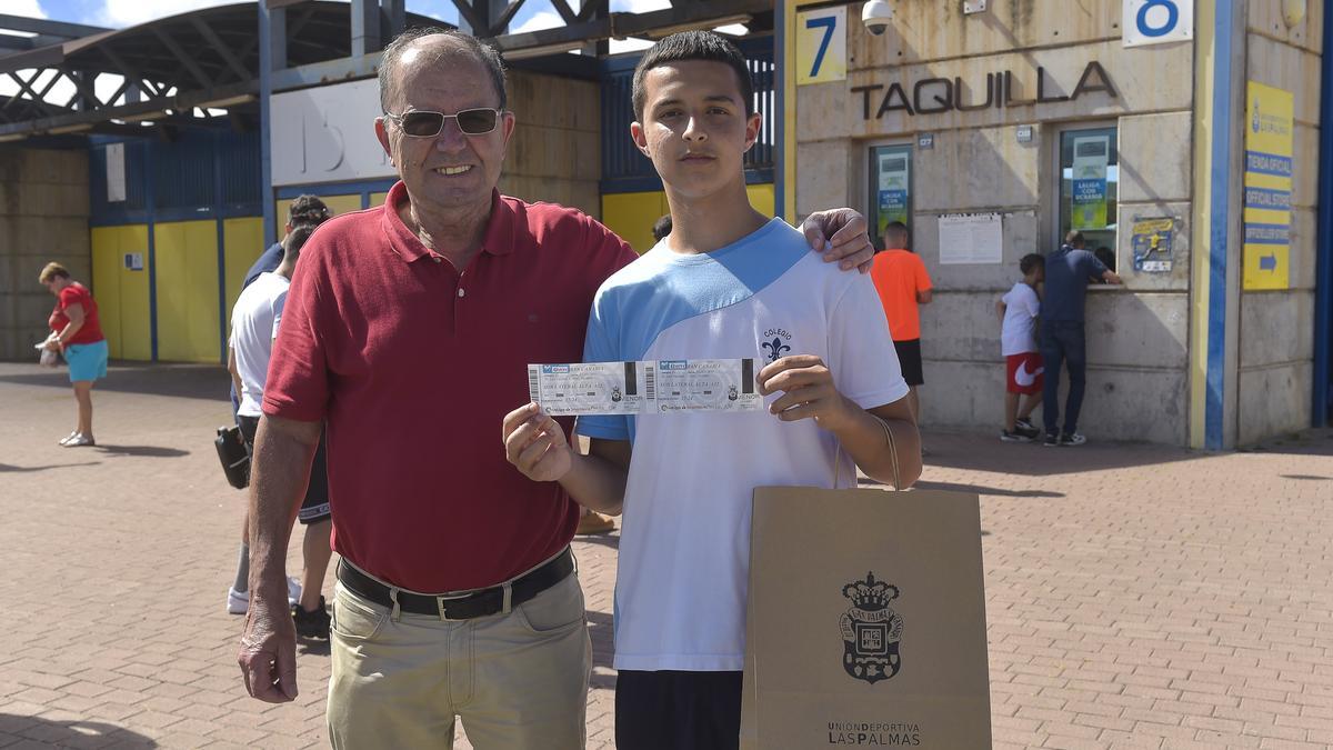 Dos aficionados de la UD posan con su entrada.