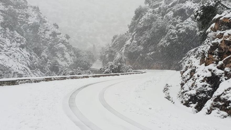 Tief verschneite Tramuntana: Warnstufe Orange gilt noch bis Sonntagmorgen