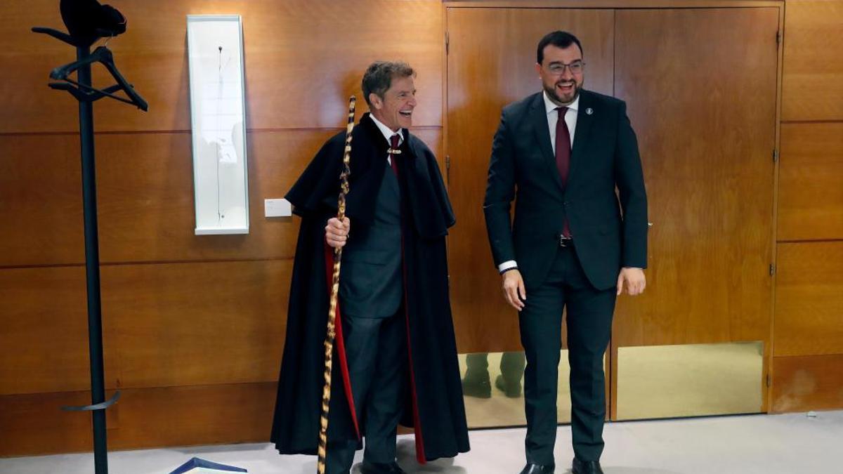 José Miguel Pérez-Gómez, fotografiándose con la capa que tiene el presidente Barbón en su Presidencia.