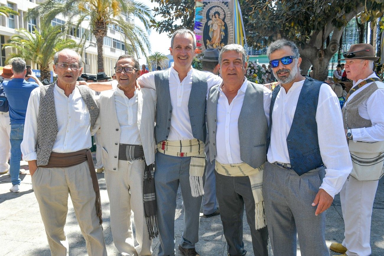 Una romería con bikini en Las Palmas de Gran Canaria