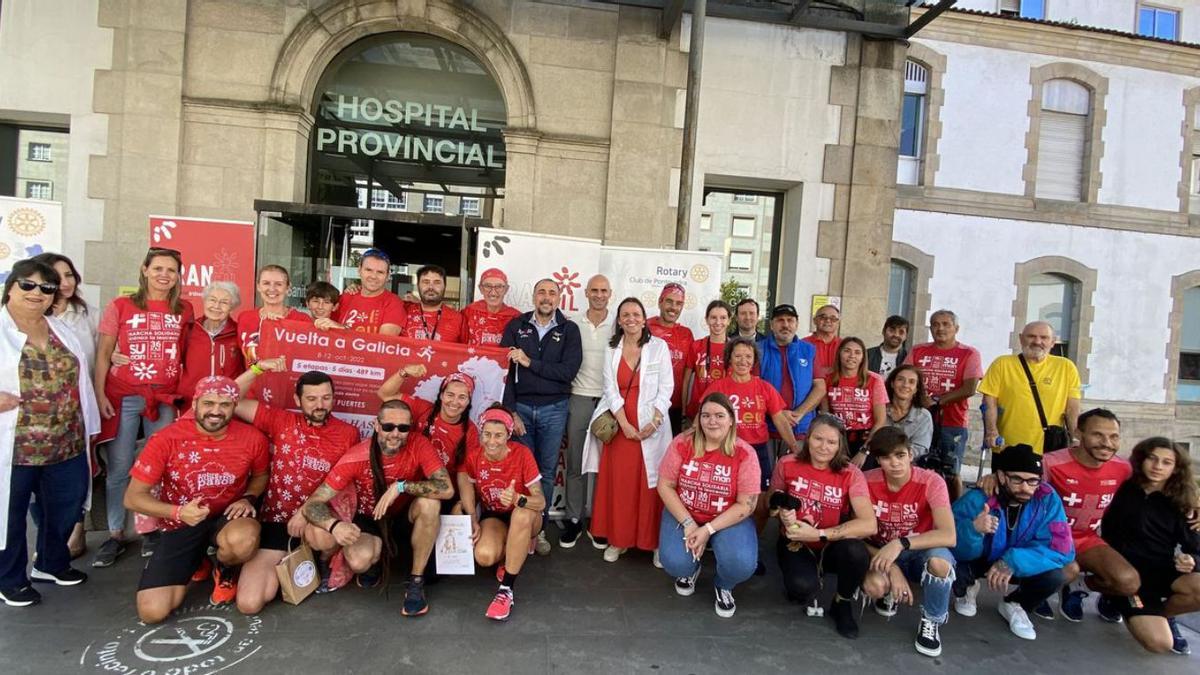 Corredores y sanitarios a las puertas, ayer, del Hospital Provincial, donde entregaron las capas.   | // FDV