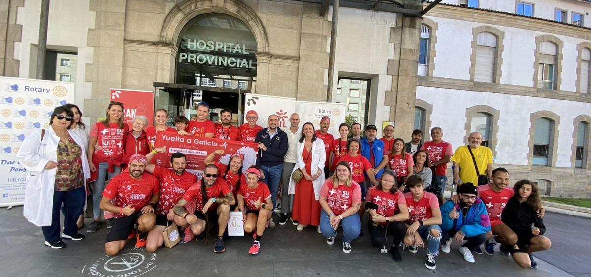 Corredores y sanitarios a las puertas, ayer, del Hospital Provincial, donde entregaron las capas. | // FDV