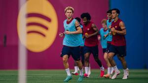 Kounde, novedad en el entrenamiento del Barcelona