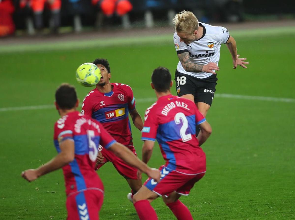 Testarazo de Daniel Wass para adelantar al Valencia