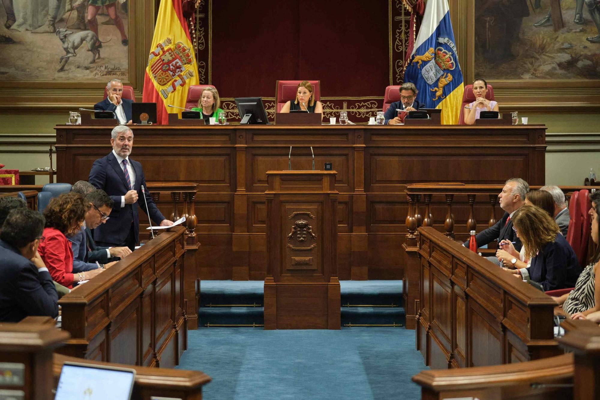 Primera sesión plenaria del Parlamento de Canarias