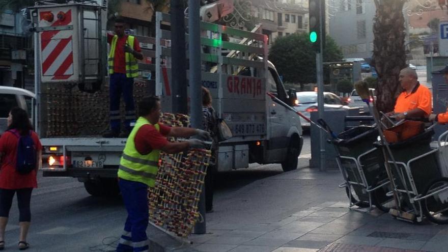 Instalación de arcos de luces esta mañana en Alfonso El Sabio